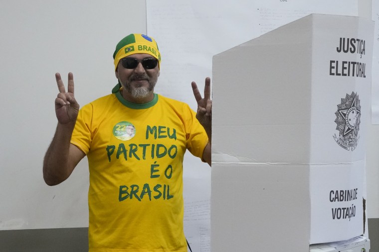 Un hombre acude a votar en las elecciones presidenciales de Brasil, el 30 de octubre de 2022.
