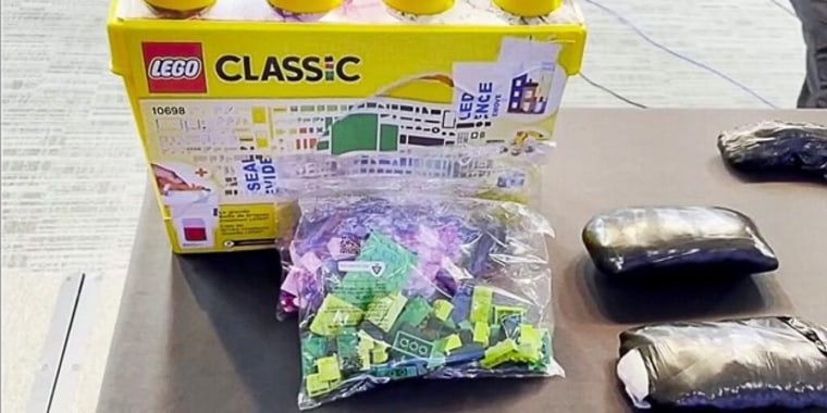 Pastillas de fentanilo 'arcoiris' escondidas en bloques de Lego, halladas por la policía de la ciudad de Nueva York, el 5 de octubre de 2022.
