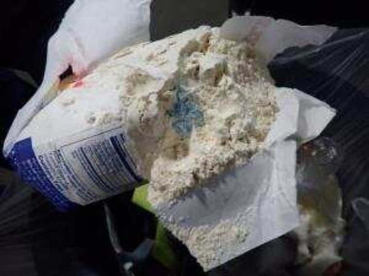 Pastillas de fentanilo dentro de una bolsa de harina, descubiertas en el puerto de entrada de Otay Mesa, California, el 14 de agosto de 2022.