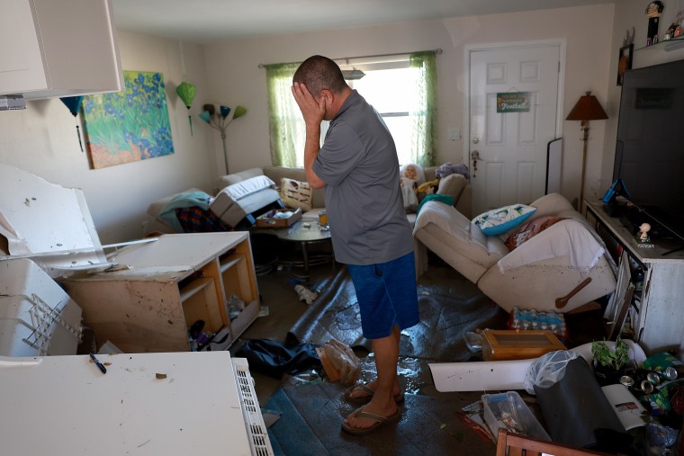 Brian Siebert llora al ver lo que queda de su casa después del paso del huracán Ian por la zona el 30 de septiembre de 2022 en Fort Myers, Florida.