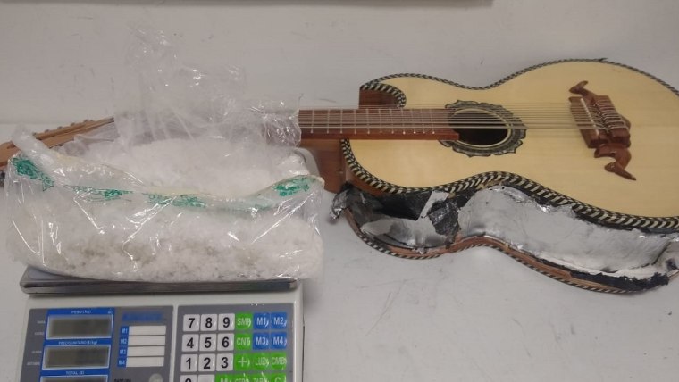 Más de dos libras de metanfetamina halladas dentro de una guitarra en Michoacán.