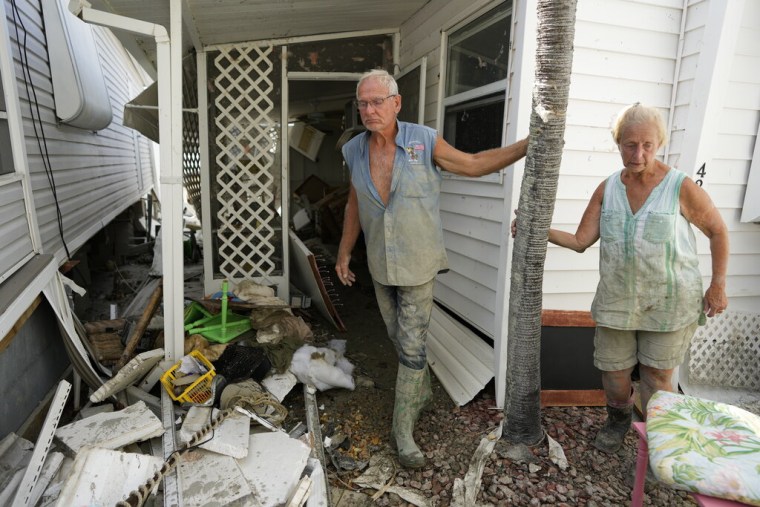 Bruce y Kathy Hickey, ambos de 70 años, están fuera de su casa, un remolque comprado originalmente por la madre de Kathy en 1979, en un parque de casas móviles en la isla de San Carlos, en Fort Myers Beach, Florida, el miércoles 5 de octubre de 20.