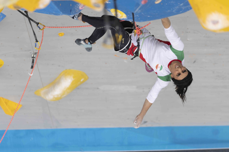La deportista iraní Elnaz Rekabi compite durante la final de Bloque y Dificultad del Campeonato de Asia de Escalada, en Seúl, el domingo 16 de octubre de 2022.