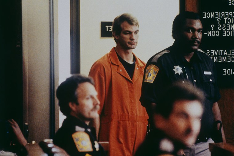 Jeffrey Dahmer llegando a una de las sesiones de su juicio, en el que fue condenado por matar a 17 hombres entre 1978 y 1991.