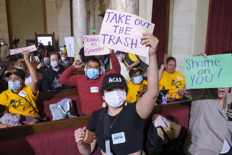 Manifestantes sostienen pancartas y gritan consignas antes de comenzar la reunión del Consejo de la Ciudad de Los Ángeles, California, el martes 11 de octubre de 2022.