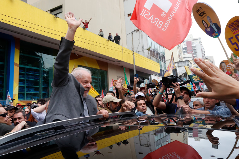 El expresidente de Brasil y actual candidato a la presidencia, Luiz Inácio Lula da Silva, saluda a sus simpatizantes durante un recorrido por las calles previo a las elecciones de este domingo, en Sao Paulo, Brasil, el sábado 1 de octubre de 2022.