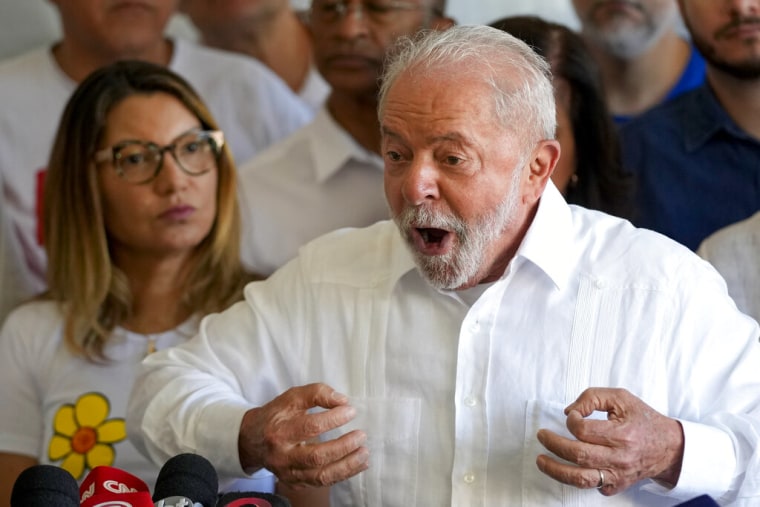 El expresidente brasileño Luiz Inacio Lula da Silva, tras votar en la segunda vuelta en Sao Paulo, el 30 de octubre de 2022.