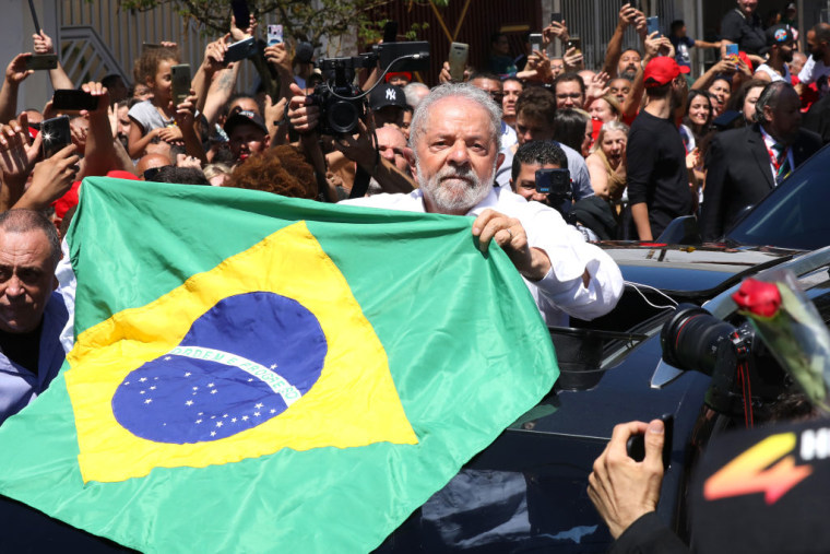 Lula da Silva saluda a sus partidarios tras votar en Sao Bernardo do Campo, Brasil, el 30 de octubre de 2022.