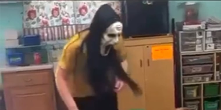 Imagen del video de la empleada de la guardería. 