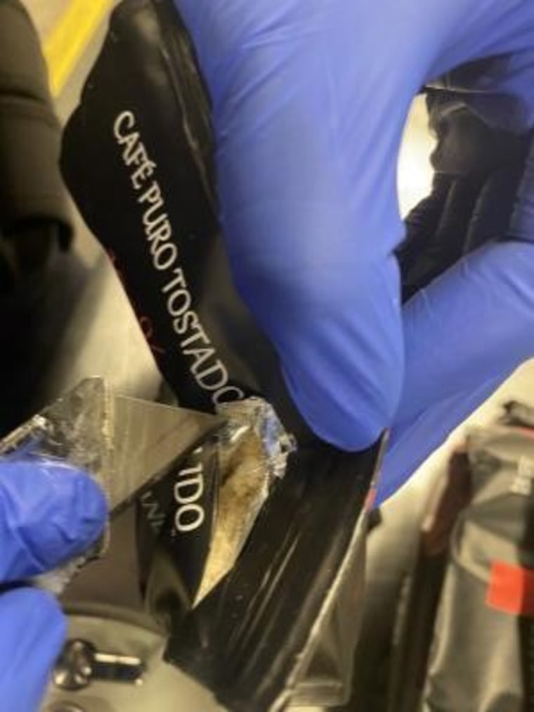 Metanfetamina en bolsas de café, halladas en Memphis, Tennessee, el 28 de septiembre de 2022.