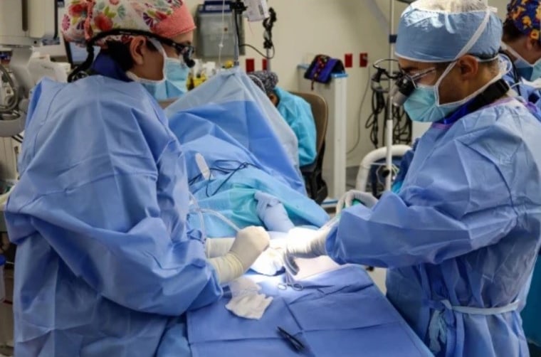 El doctor Michael Gálvez realiza una cirugía pediátrica de la mano.
