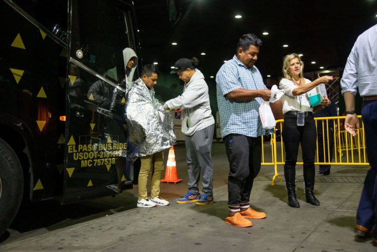 Un grupo de migrantes llega a la terminal de autobuses de Port Authority, en Nueva York, el 27 de septiembre de 2022.