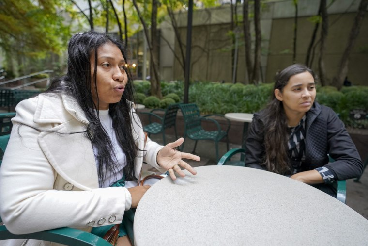 Las migrantes venezolanas Yeysy Hernández (izq.) y Candy Cegarra, el 13 de octubre de 2022 en Nueva York.