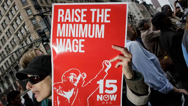 Los trabajadores de la industria de la comida rápida luchan por aumentar el salario mínimo a 15 dólares la hora.