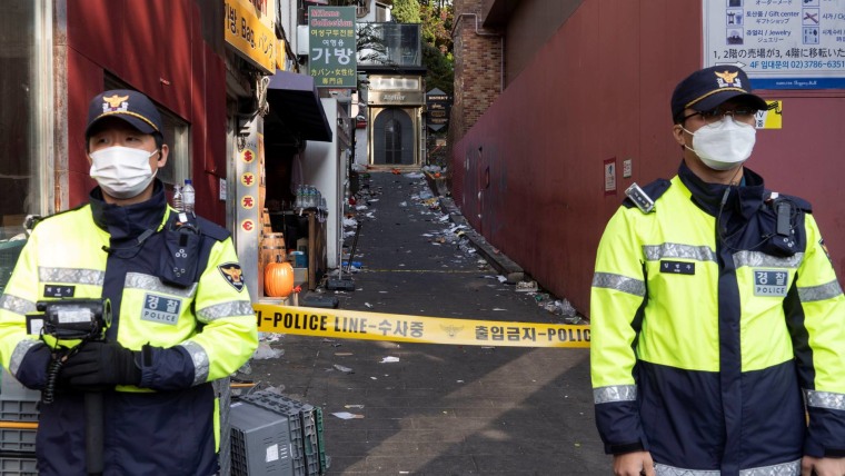 Oficiales de policía custodian la escena de la estampida en Seúl, Corea del Sur