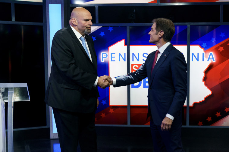 El candidato demócrata al vicegobernador, John Fetterman, (izquierda) y al candidato republicano al Senado de Pennsylvania, el doctor Mehmet Oz (derecha), dándose la mano antes del debate en Harrisburg, Pennsylvania, el 25 de octubre de 2022. 