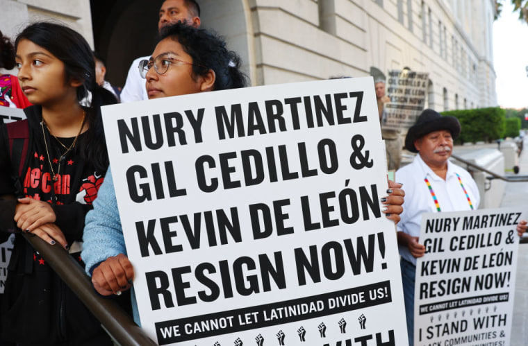 Demonstrators Demand Resignations For L.A. Manifestantes frente al Concejo Municipal de Los Ángeles piden la dimisión de los concejales Kevin de León y Gil Cedillo, el 12 de octubre de 2022.City Council Members After Racists Remarks Caught On Recording