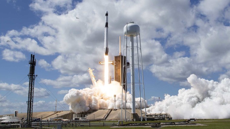 El cohete Falcon 9 de SpaceX que lleva la nave espacial Crew Dragon de la compañía es lanzado desde la misión SpaceX Crew-5 de la NASA a la Estación Espacial Internacional este 5 de octubre.