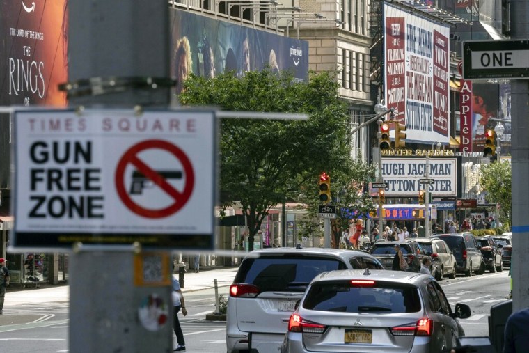 Un cartel con la consigna "Zona libre de armas" recibe a los visitantes de Times Square, en Nueva York.