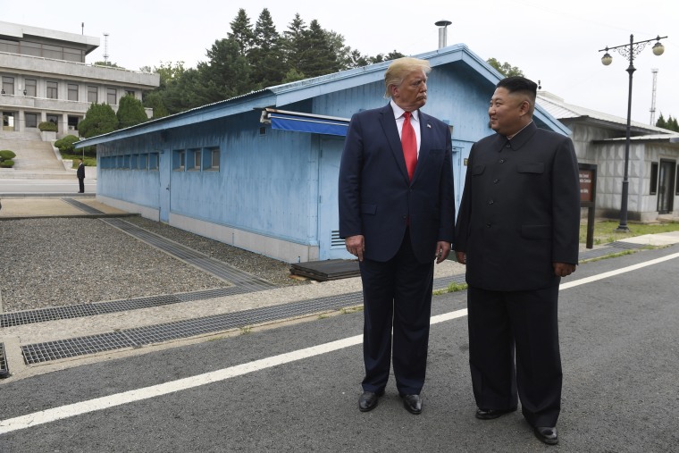 El expresidente estadounidense Donald Trump, a la izquierda, en su reunión con el líder norcoreano, Kim Jong-un, en la aldea fronteriza de Panmunjom en la Zona Desmilitarizada, Corea del Sur, el 30 de junio de 2019.