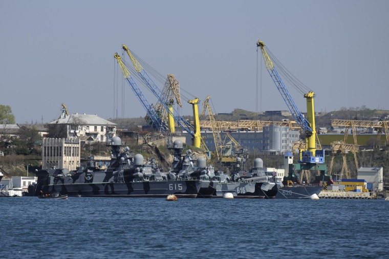 Buques de guerra rusos anclados en el puerto de Sebastopol, Crimea, el 31 de marzo de 2014.