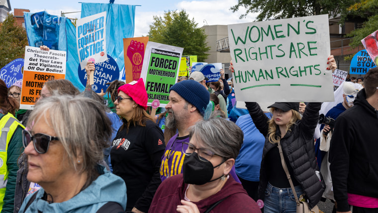 Activistas por el derecho al aborto marchan durante una protesta a favor del aborto tras la anulación del caso Roe vs. Wade en Washington, DC, el 8 de octubre de 2022. 