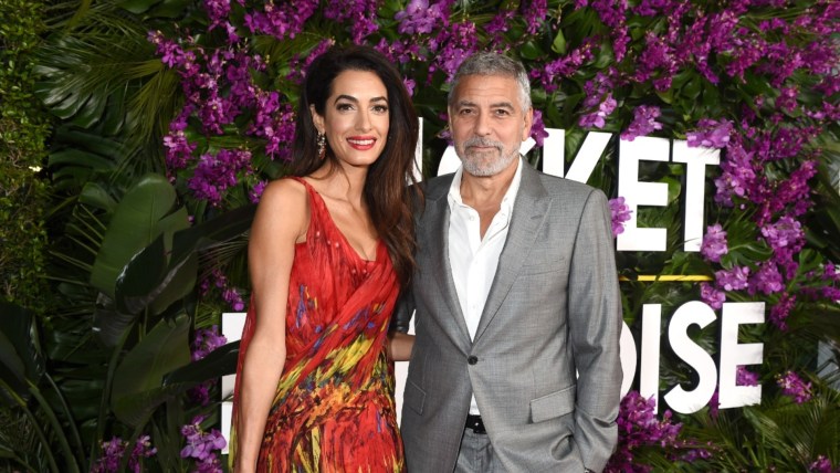 Amal Clooney y George Clooney en el estreno de ‘Ticket to Paradise’ en el Regency Village Theatre el 17 de octubre de 2022 en Los Ángeles, California.