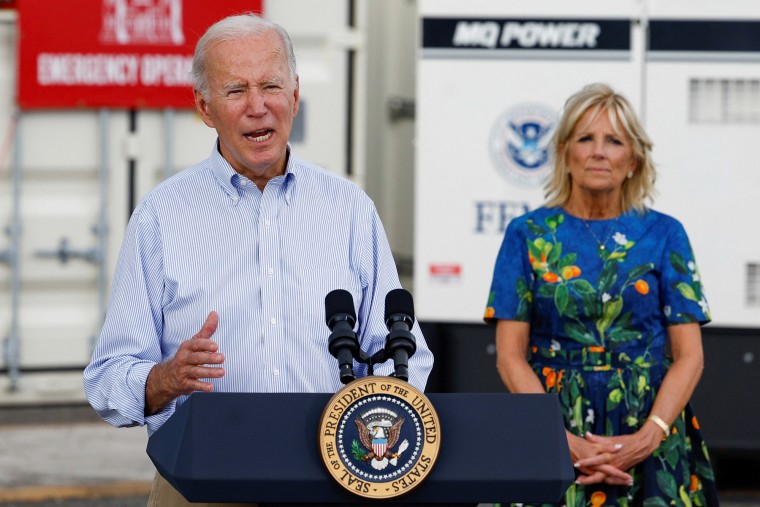 El presidente, Joe Biden, hace comentarios junto a la primera dama Jill Biden, en el Puerto de Ponce, Puerto Rico, el 3 de octubre de 2022.