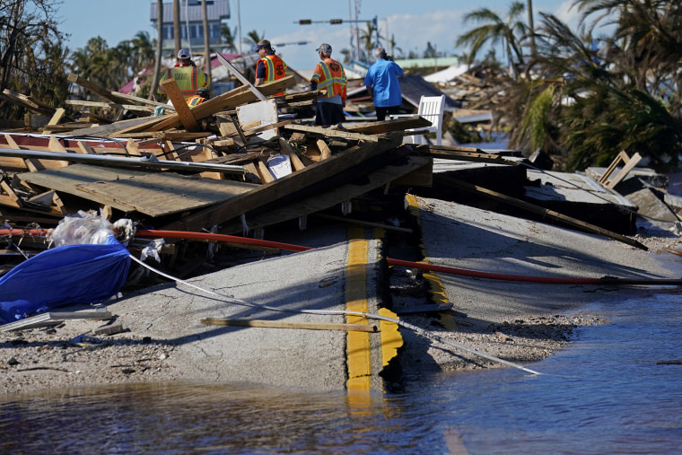 Los socorristas del Grupo de Moya inspeccionan los daños en el puente que conduce a Pine Island, para comenzar a construir un acceso temporal a la isla después del huracán Ian en Matlacha, Florida, el domingo 2 de octubre de 2022.