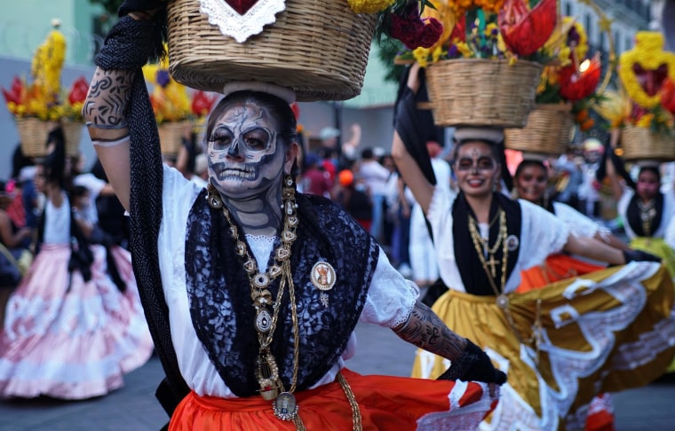 Mujeres disfrazadas de catrinas que participaron en una procesión por el Día de Muertos en la ciudad de Oaxaca, México, el 28 de octubre de 2022.