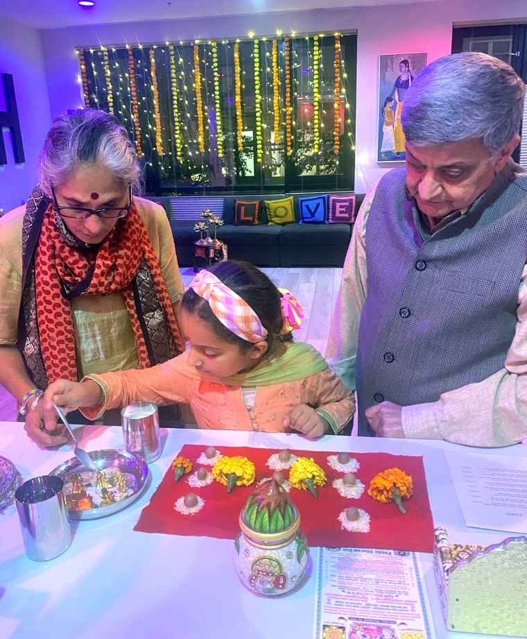 Cada año, la familia y los amigos del autor se reúnen en una gran celebración para celebrar Diwali, el Festival de las Luces.