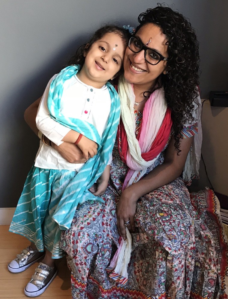 La autora con su hija, Satya.