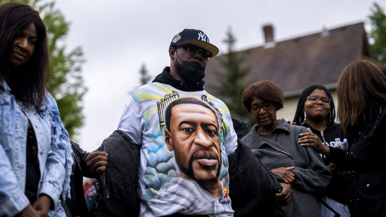 Terrence Floyd se quita la chaqueta para mostrar una camiseta con el rostro de su hermano, George Floyd, durante una vigilia el 25 de mayo de 2022 en Minneapolis, Minnesota