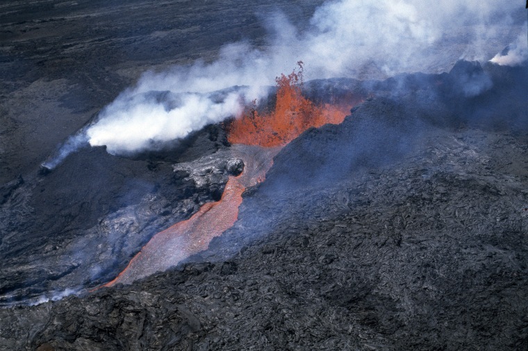 Mauna Loa Worlds Largest Active Volcano Erupts For 1st Time In