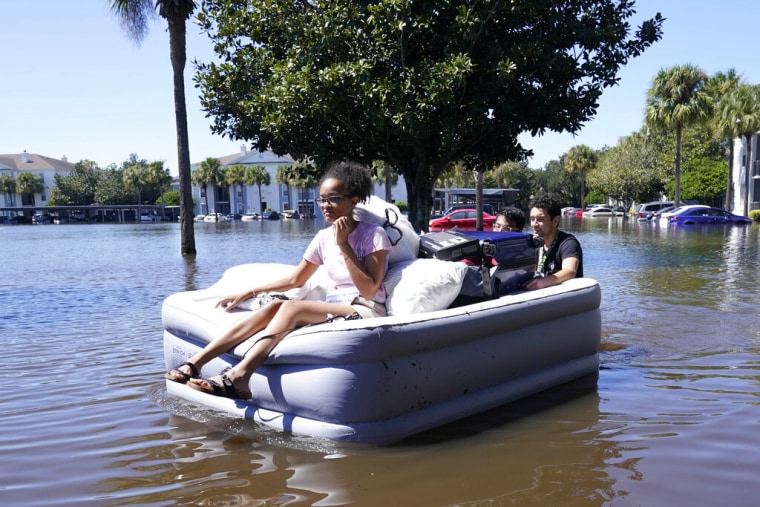 Estudiantes de la Universidad de Central Florida en un colchón inflable cerca de Orlando, el 30 de septiembre de 2022.
