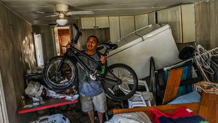 Francisco Hernández recupera las pertenencias de su casa en Sunny Land, un parque de casas móviles en la isla de San Carlos en Fort Myers, Florida, tras el paso del huracán Ian el 1 de octubre de 2022.