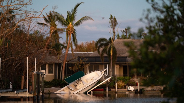 Un barco desplazado tras el paso del huracán Ian el 1 de octubre de 2022 en la isla de Sanibel, Florida.