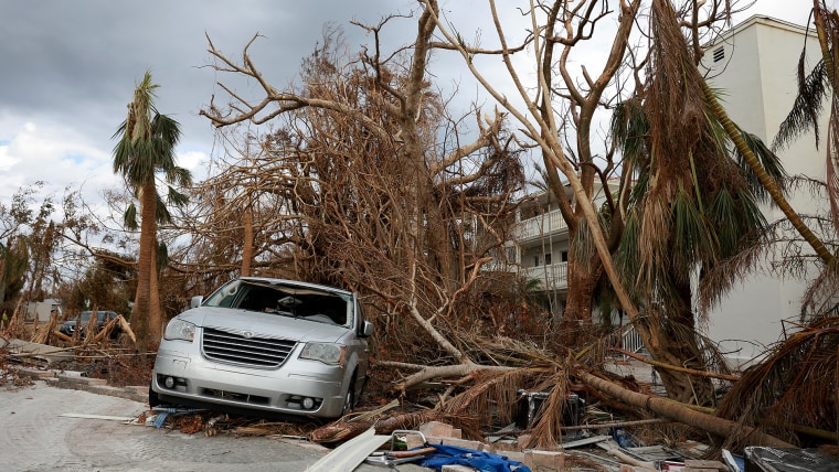 Un vehículo destruido yace entre los escombros tras el paso del huracán Ian por la zona el 08 de octubre de 2022 en Sanibel, Florida.
