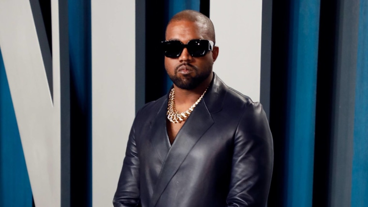 Kanye West en la alfombra roja de la Vanity Fair Oscar Party 2020.