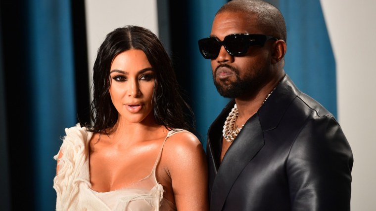 Kim Kardashian y Kanye West asisten a la fiesta de los Oscar de Vanity Fair celebrada en el Centro de Artes Interpretativas Wallis Annenberg en Beverly Hills, en 2020.