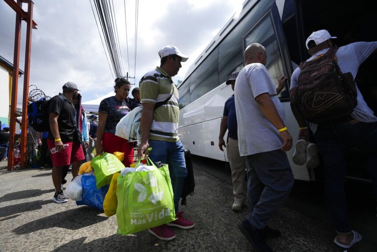 Migrantes venezolanos abordan un autobús que los transportará al aeropuerto para regresar a su país en la Ciudad de Panamá el 26 de octubre.