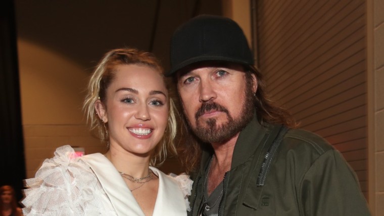 La cantante Miley Cyrus y Billy Ray Cyrus asisten a los Billboard Music Awards 2017 en T-Mobile Arena el 21 de mayo de 2017 en Las Vegas, Nevada.