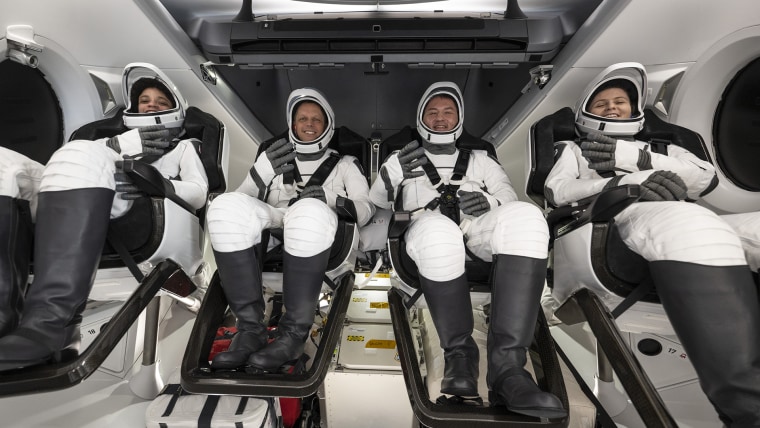 (Desde la izquierda): Jessica Watkins, Robert Hines, Kjell Lindgren, y la astronauta de la Agencia Espacial Europea Samantha Cristoforetti en el interior de la nave espacial SpaceX Crew Dragon Freedom.