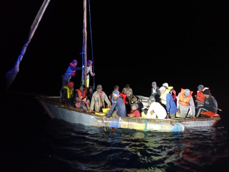 El grupo de migrantes  interceptado aproximadamente a 20 millas al sur de Boca Chica, Florida el 18 de octubre de 2022. 