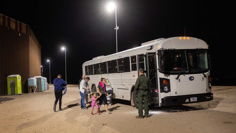 Un agente de la Patrulla Fronteriza de Estados Unidos se prepara para transportar a un grupo de inmigrantes cubanos desde la valla fronteriza entre Estados Unidos y México el 27 de septiembre de 2022 en Yuma, Arizona.