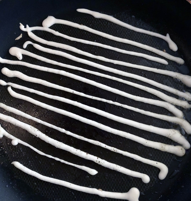 Per mantenere i tuoi spaghetti al pancake roteati, prova a fare delle linee dello spessore di un filo di linguine.