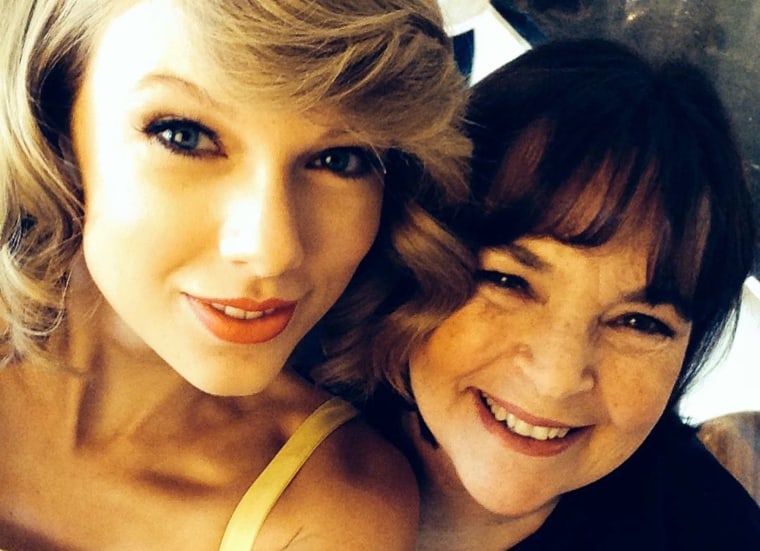 "อีกวันในสำนักงาน - OMG ทำอาหารกับ Taylor Swift! รักเธอ! - -" การ์เทนบรรยายภาพตัวเอง Instagram ของเธอกับ Swift ในปี 2558