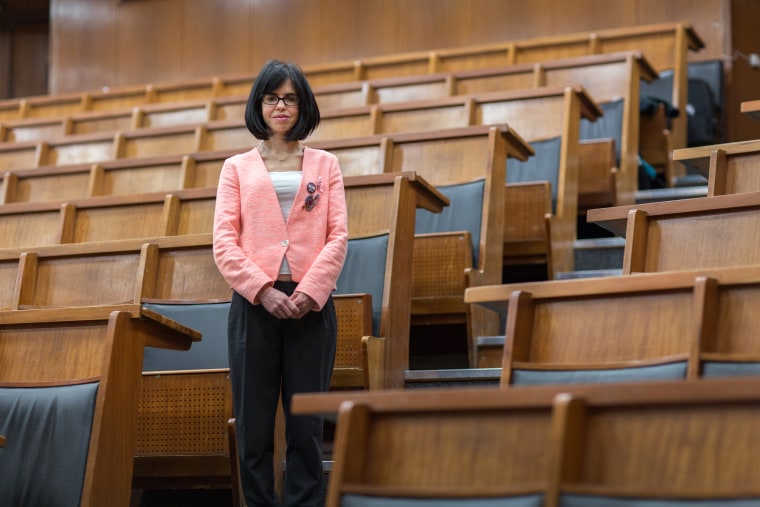 Jessica Wade Makes Wikipedia bios For Unknown Women Scientists