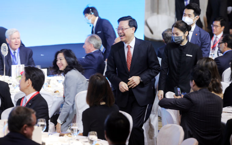 Le directeur général de Hong Kong, John Lee, au centre, lors du Sommet sur l'investissement des leaders financiers mondiaux à Hong Kong le 2 novembre 2022. 