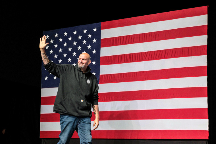 Image: John Fetterman, candidat sénatorial démocrate de Pennsylvanie, salue son arrivée sur scène lors d'une soirée de surveillance lors des élections de mi-mandat à Stage AE à Pittsburgh, Pennsylvanie, le 8 novembre 2022.